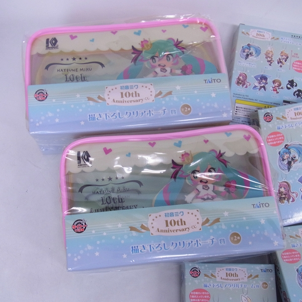 実際に弊社で買取させて頂いた【未開封】タイトーくじ本舗 初音ミク10th anniversary クリアチャーム/ポーチ/缶バッチ/ミニ色紙 40↑点まとめての画像 1枚目