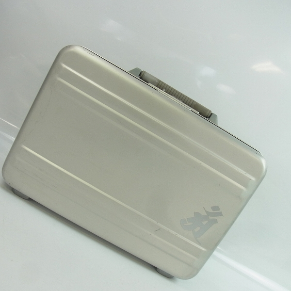 実際に弊社で買取させて頂いたZERO HALLIBURTON/ゼロハリバートン ダイヤルロック アタッシュケース シルバー 2210