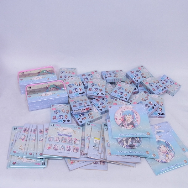 実際に弊社で買取させて頂いた【未開封】タイトーくじ本舗 初音ミク10th anniversary クリアチャーム/ポーチ/缶バッチ/ミニ色紙 40↑点まとめて