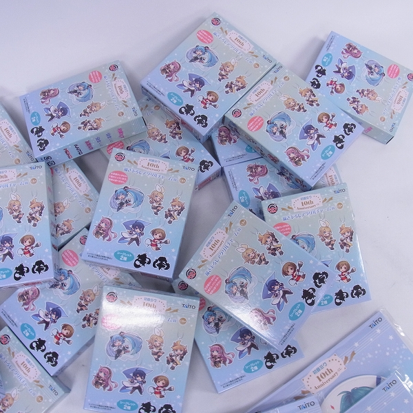 実際に弊社で買取させて頂いた【未開封】タイトーくじ本舗 初音ミク10th anniversary クリアチャーム/ポーチ/缶バッチ/ミニ色紙 40↑点まとめての画像 2枚目