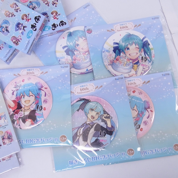 実際に弊社で買取させて頂いた【未開封】タイトーくじ本舗 初音ミク10th anniversary クリアチャーム/ポーチ/缶バッチ/ミニ色紙 40↑点まとめての画像 3枚目