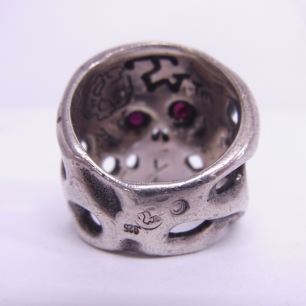 実際に弊社で買取させて頂いた【証明書付き】TRAVIS WALKER/トラヴィスワーカー スカルリングwガーネットアイズandダイヤモンド トゥース/19号の画像 3枚目