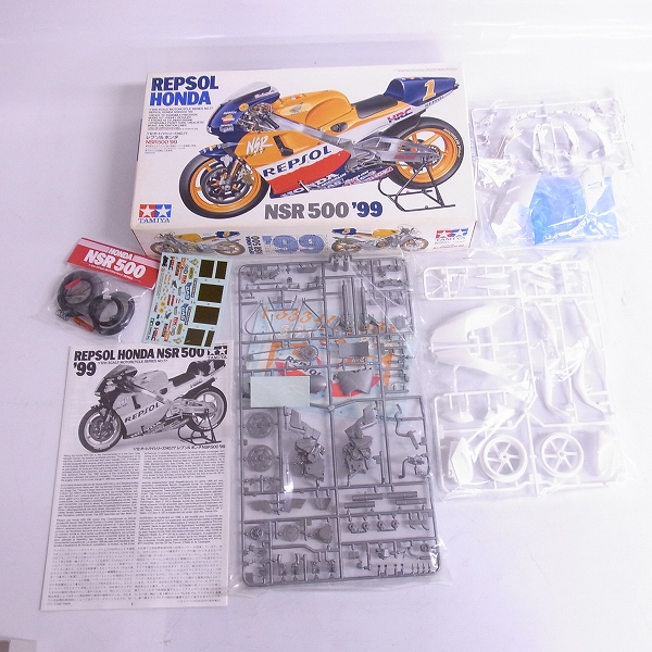 実際に弊社で買取させて頂いた【未組立】 TAMIYA/タミヤ 1/12 オートバイシリーズ NO.77 HONDA NSR500/78 YAMAHA YZR500/81 SUZUKI RGV-Γ 3点セットの画像 1枚目