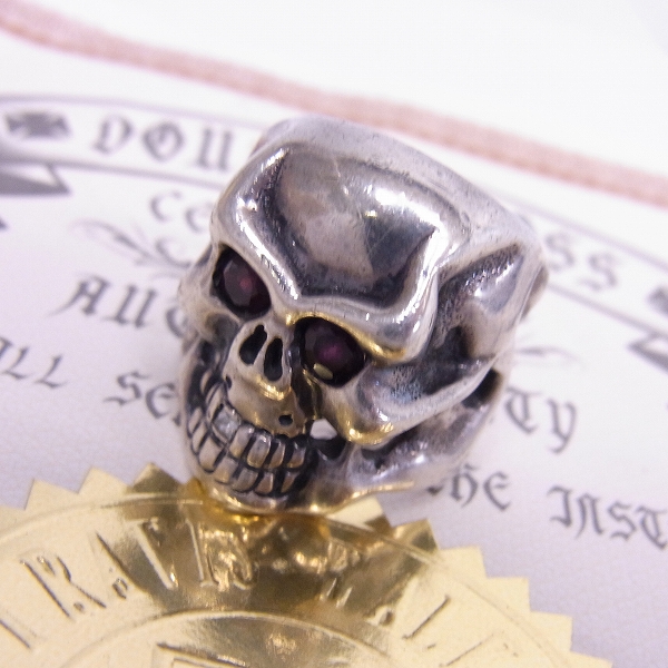 実際に弊社で買取させて頂いた【証明書付き】TRAVIS WALKER/トラヴィスワーカー スカルリングwガーネットアイズandダイヤモンド トゥース/19号