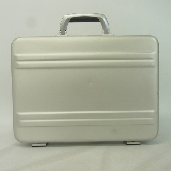 実際に弊社で買取させて頂いたZERO HALLIBURTON/ゼロハリバートン ダイヤルロック/アタッシュケース シルバー